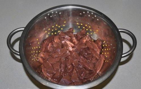 Говяжья печень в сметане с луком на сковороде — 5 пошаговых рецептов