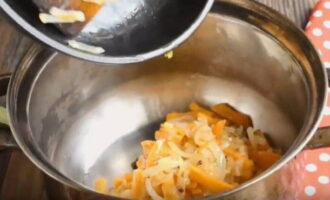 Гуляш из курицы – 8 рецептов с подливкой на сковороде