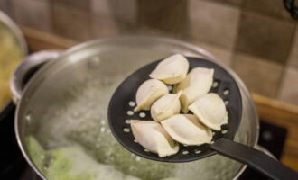 Как варить пельмени — 10 вкусных рецептов приготовления