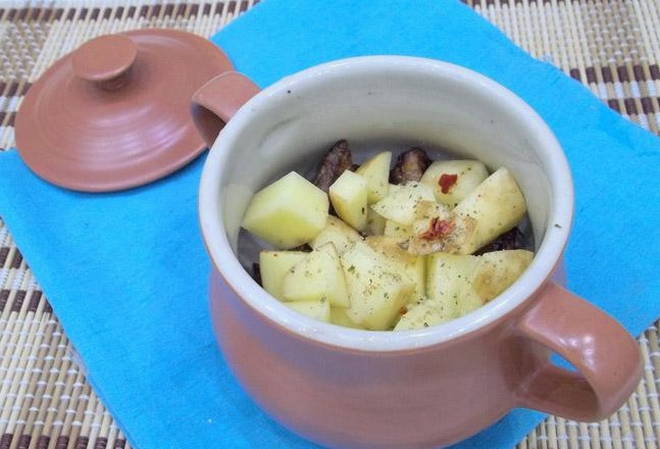 Картошка с мясом в горшочках в духовке — 10 пошаговых рецептов