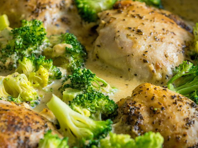 Куриное филе в сливочном соусе – 10 рецептов в духовке, на сковороде