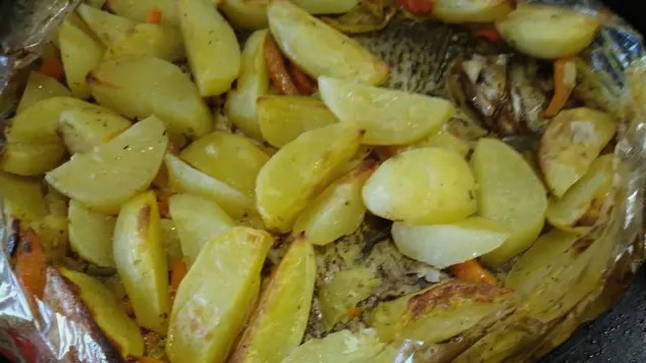 Лещ в духовке – 10 вкусных рецептов приготовления