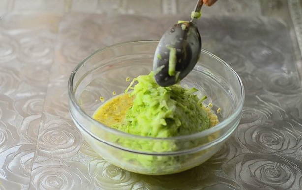 Оладьи из кабачков с сыром — 6 самых вкусных рецептов на сковороде