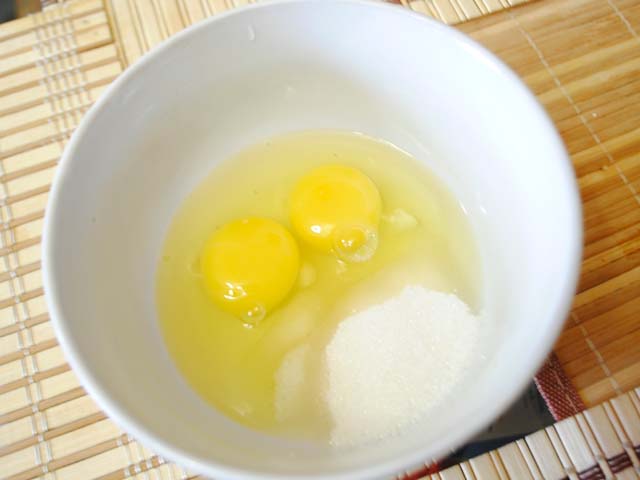 Оладьи на кефире пышные - рецепт с содой: на кефире, без яиц, без дрожжей, как пух, которые не оседают (пошаговые фото)