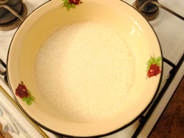 Оладьи на кефире пышные - рецепт с содой: на кефире, без яиц, без дрожжей, как пух, которые не оседают (пошаговые фото)