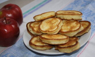 Оладьи на кефире с яблоками – 8 рецептов пышных оладий
