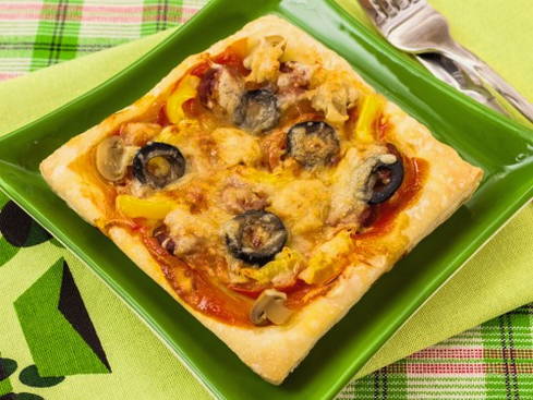 Пицца из слоеного теста в духовке – 10 рецептов в домашних условиях