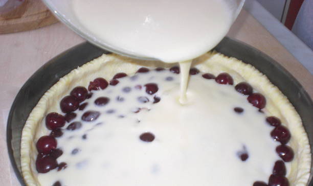 Пирог с вишней со сметанной заливкой — 5 пошаговых рецептов в духовке