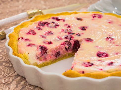 Пирог с вишней со сметанной заливкой — 5 пошаговых рецептов в духовке