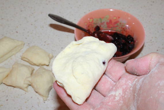 Пирожки с черникой — 5 рецептов в духовке, на сковороде