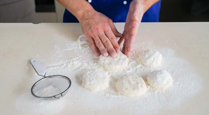 Пышные сырники из творога с манкой на сковороде – 7 вкусных рецептов