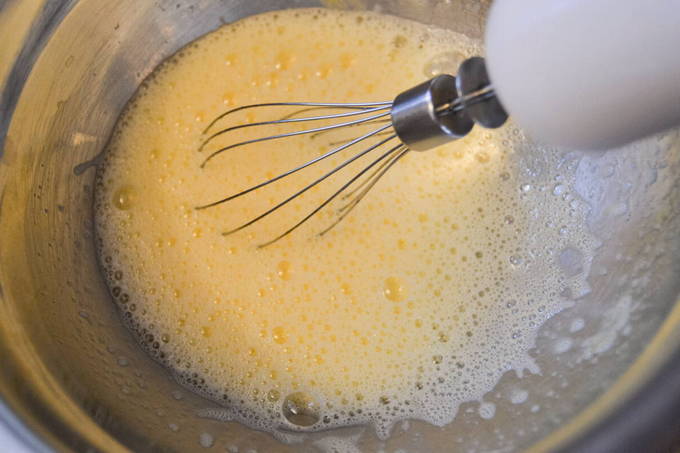 Пышный омлет на сковороде с молоком — 11 вкусных рецептов