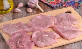 Рулетики из свинины с начинкой в духовке — 8 пошаговых рецептов