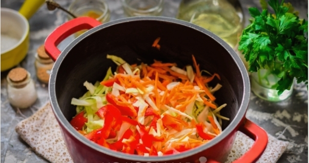 Салат из огурцов, капусты, помидоров – 8 самых вкусных рецептов на зиму