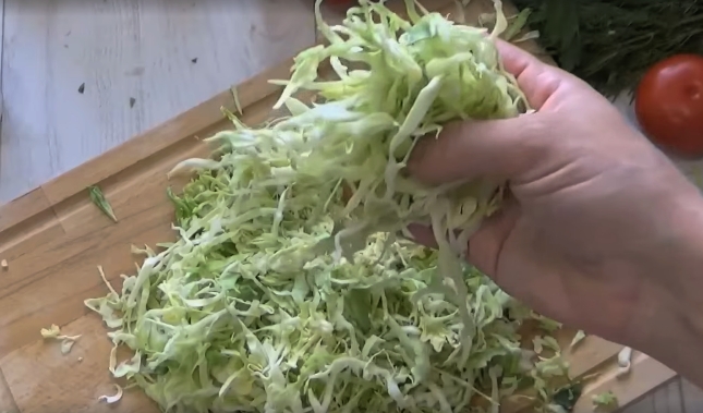 Салат из огурцов, капусты, помидоров – 8 самых вкусных рецептов на зиму