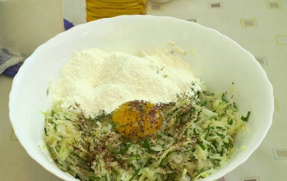 Самые вкусные оладьи из кабачков на сковороде – 10 простых рецептов