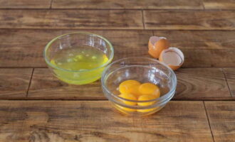 Шарлотка с абрикосами — 5 пошаговых рецептов в духовке