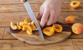 Шарлотка с абрикосами — 5 пошаговых рецептов в духовке