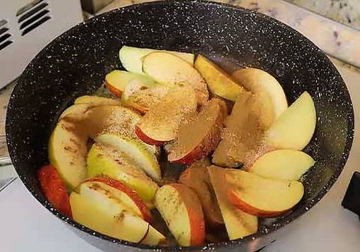 Шарлотка с яблоками на сковороде