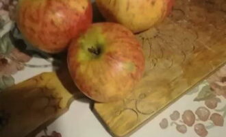 Шарлотка с яблоками на сковороде