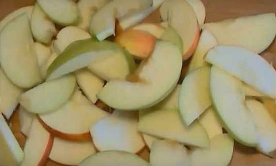 Шарлотка с яблоками на сметане – 5 рецептов в духовке