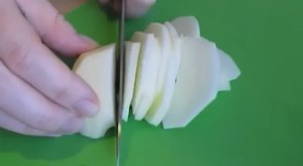 Шарлотка с яблоками на сметане – 5 рецептов в духовке
