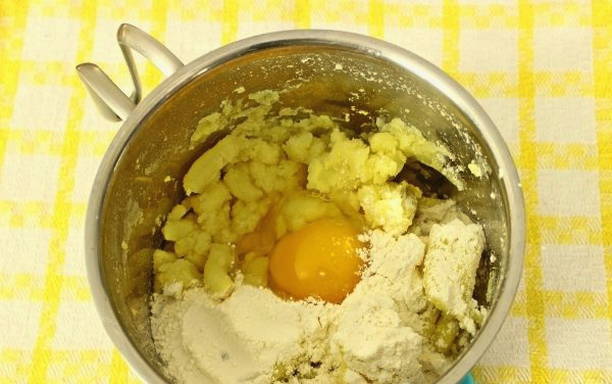 Сосиски в тесте на сковороде — 8 быстрых рецептов в домашних условиях
