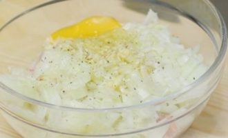 Тефтели на сковороде с подливкой – 6 вкусных рецептов