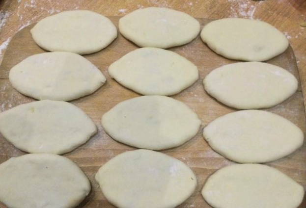 Тесто для жареных пирожков на сковороде – 10 вкусных рецептов