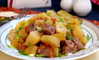 Тушеная картошка с мясом — 9 вкусных рецептов