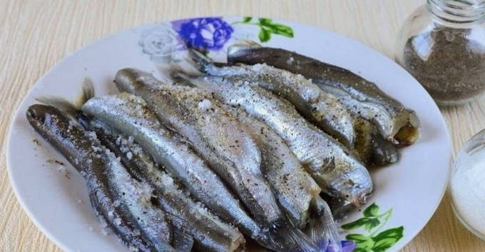 Жареная мойва на сковороде — 10 вкусных рецептов