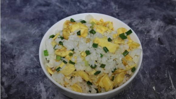 Жареный рис с яйцом на сковороде