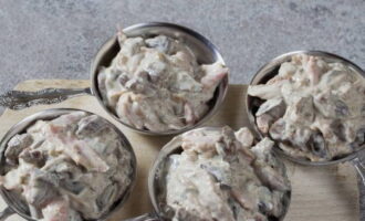 Жульен с курицей и грибами со сметаной в духовке – 4 пошаговых рецепта